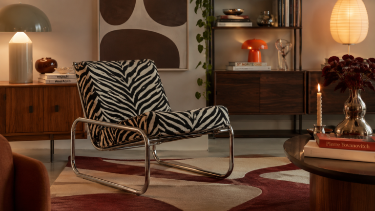 JYSK REMMELS fauteuil met zebraprint en chromen frame in modern interieur.