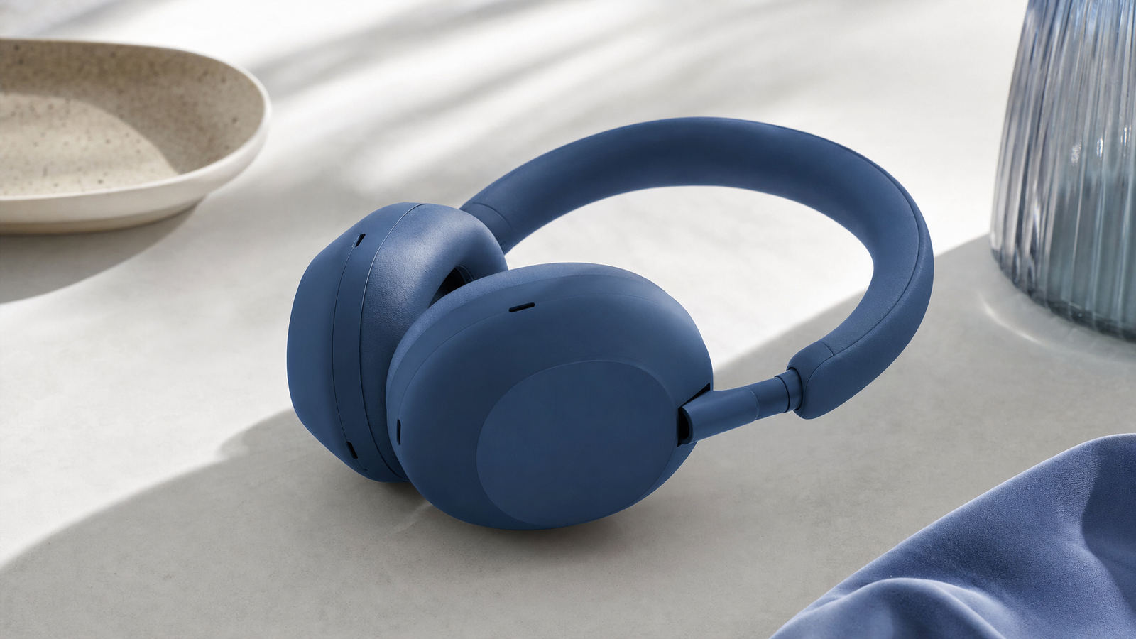 Sony WH-1000XM5 koptelefoon in blauw op een stijlvolle lichte achtergrond